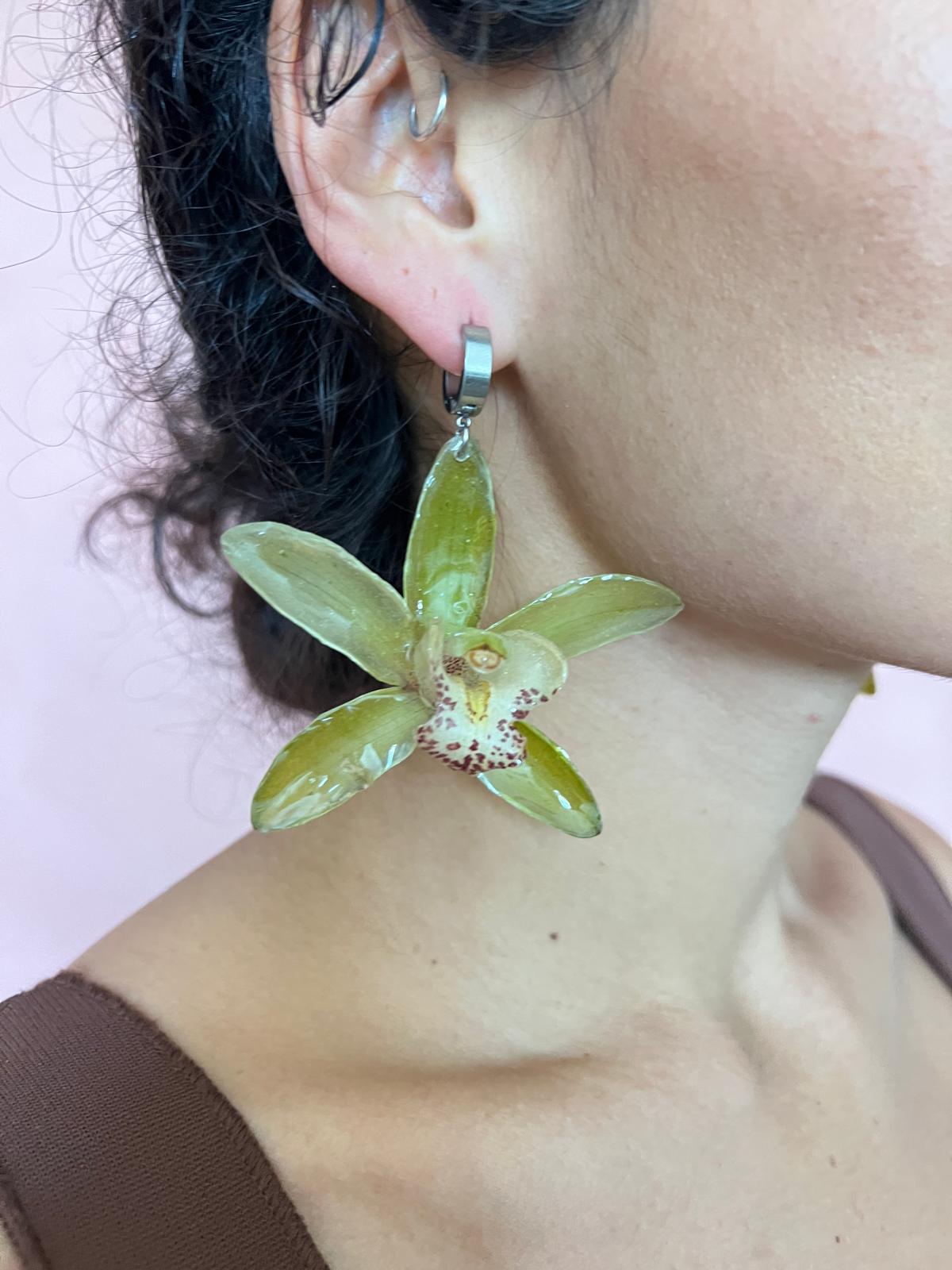 Green orchid on chunky rvs hoop