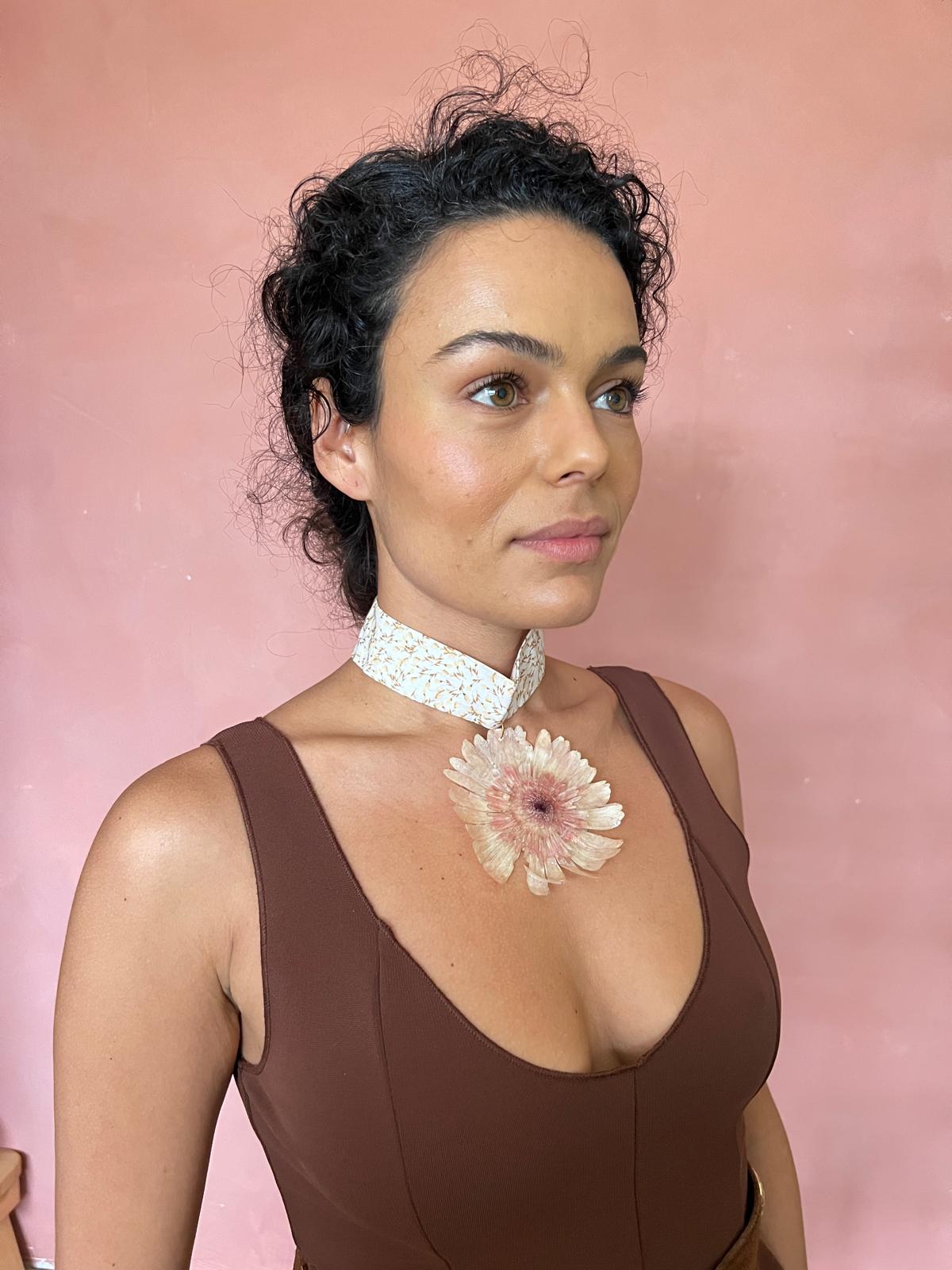 Light pink xl daisy on white floral textile choker