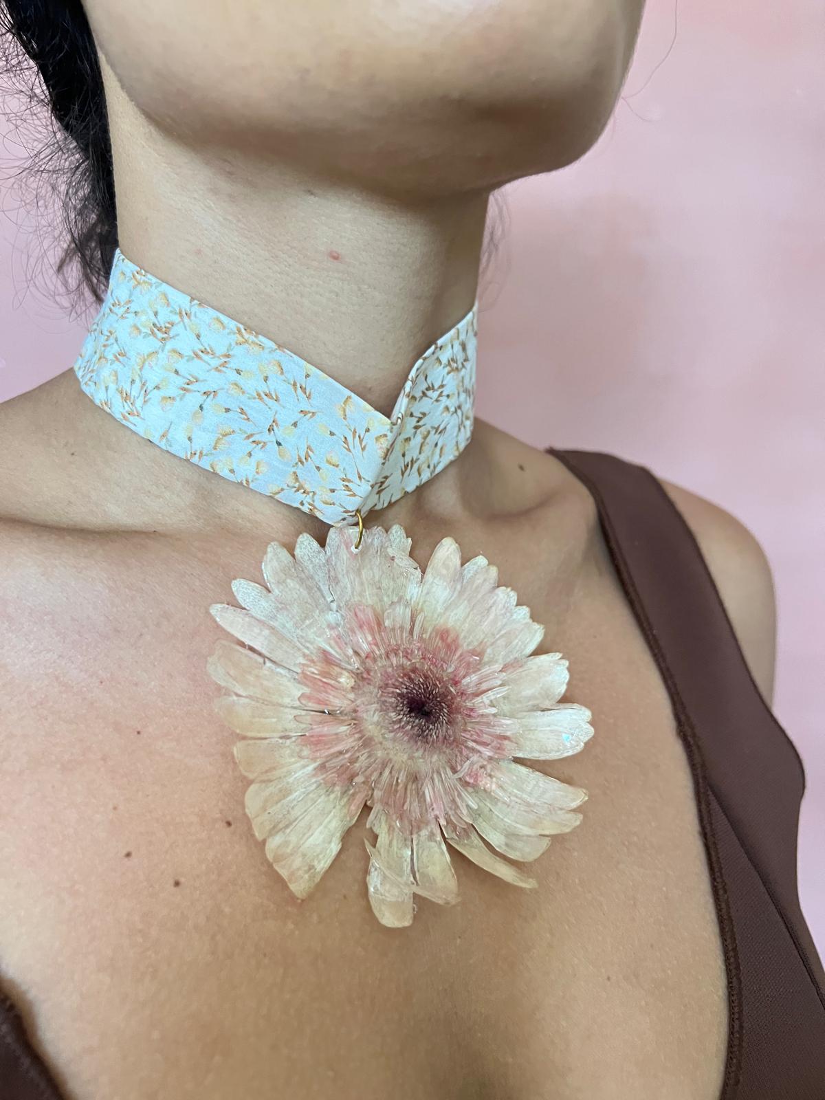 Light pink xl daisy on white floral textile choker